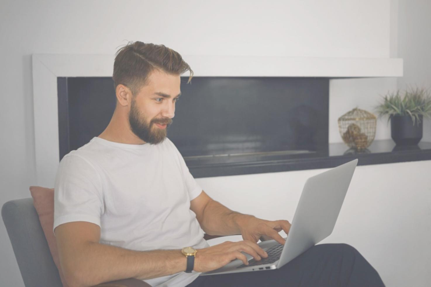 Grupo de personas colaborando en proyecto financiero